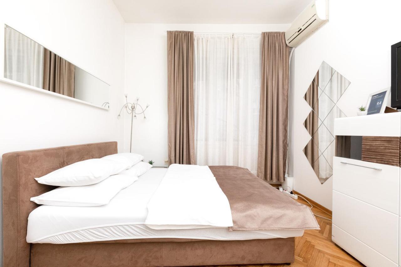 1st Apartment *