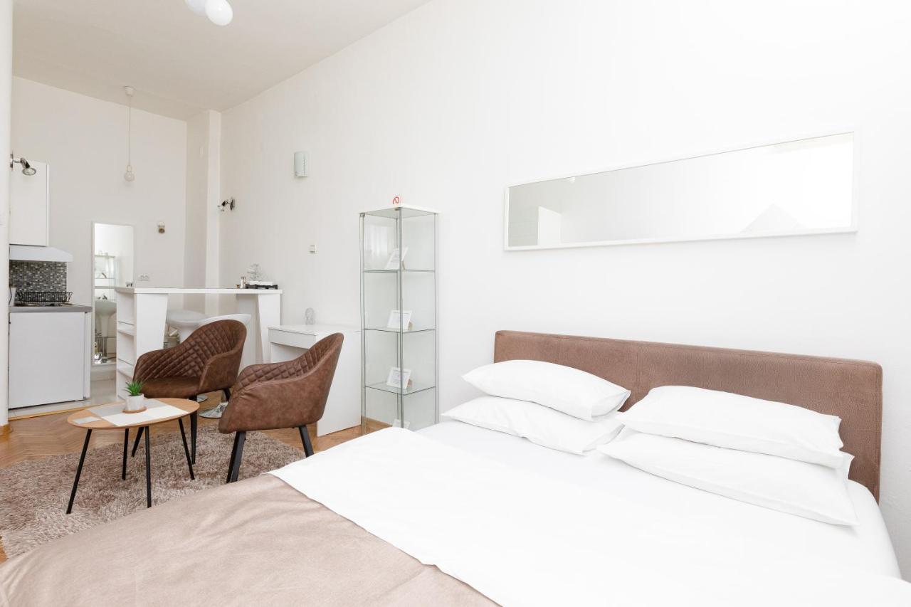 Apartment 1st *